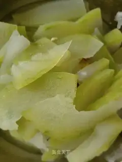 Fresh water to boil a melon