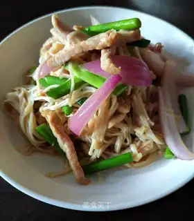 Onions, gills, gills, fried meat