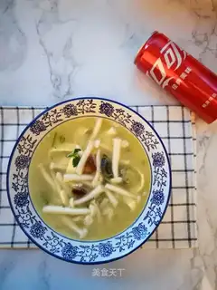 White mushroom egg-skin soup