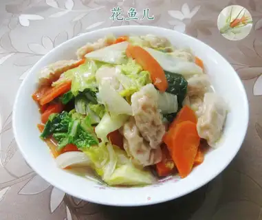 The yellow cabbage cooks a tart carrot