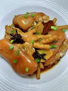 Pig's feet burn the claws