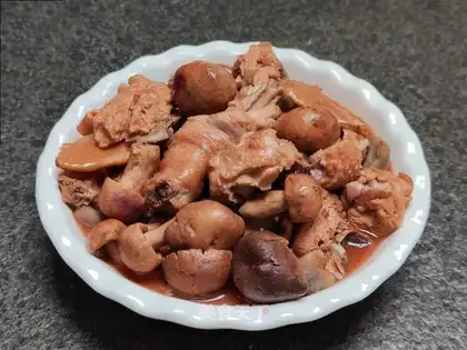 Chicken with red mushrooms