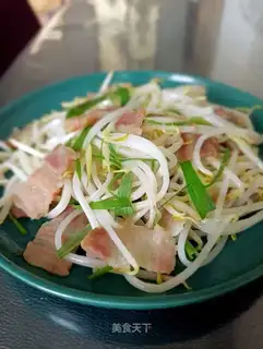 Golden ham and green bean sprouts