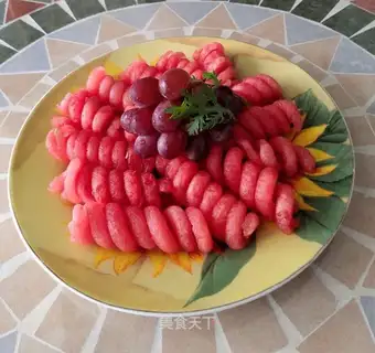 Creative spiral watermelon omelet