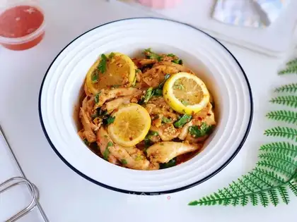 Sour lemon hand tore chicken