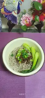 Beef sauce with black sesame noodles