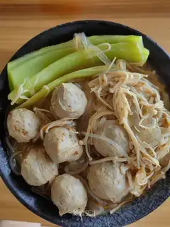 Vegetable meatballs and potato powder soup