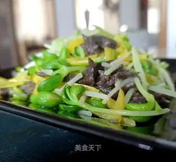 Sea cucumber with black bean sprouts