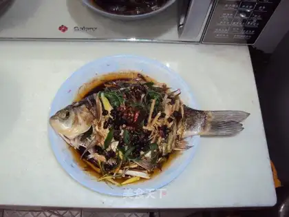 Steamed chopped green onion fish with bean drum