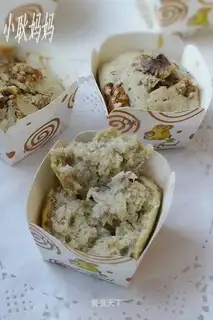 Banana walnut muffin