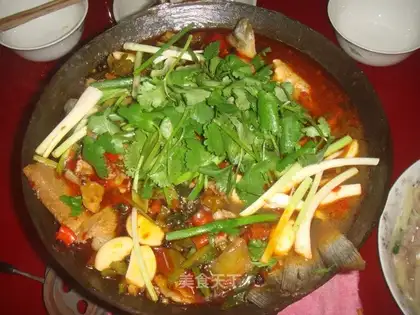 Crucian carp in pickled pepper and dried pot