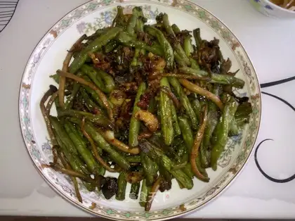 Dry stir-fried beans with tea tree mushrooms