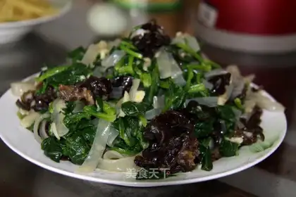 Colored spinach with broad flour