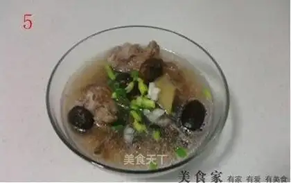 Tea tree mushroom bone laohuo soup