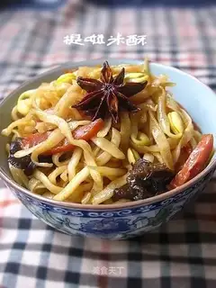 Braised noodles with bean sprouts
