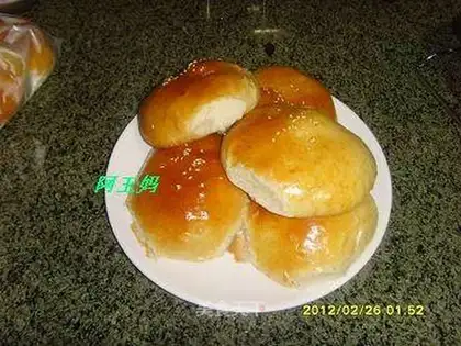 Sweet bread filled with soup and taro
