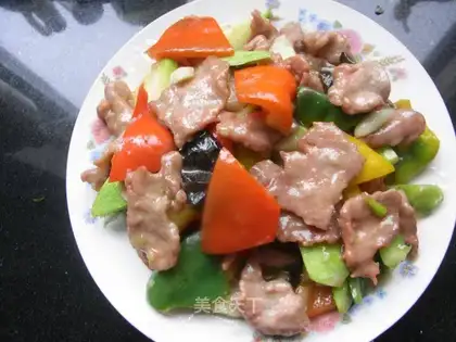 Sliced pork slices with three-color pepper