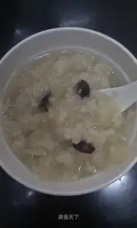 Red dates and tremella rock sugar porridge
