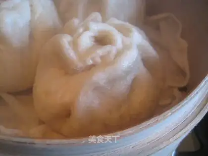 Pork buns with pickled cabbage