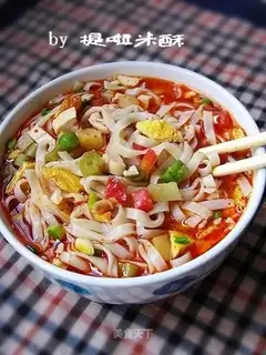 Noodles in sour soup with vegetable minced meat