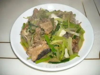 Stewed fish pieces with celery and garlic