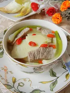 Stewed bacon slices and spring bamboo shoots