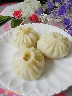 steamed buns with shredded radish and pork
