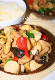 Three cups of chicken with mushroom
