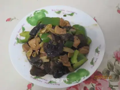 Fried pork slices with green pepper and fungus