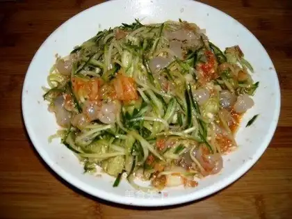 Jelly head mixed with shredded cucumber