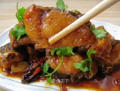 Braised fish in tiled slices