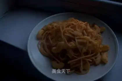 stir-fried pasta with tomato sauce