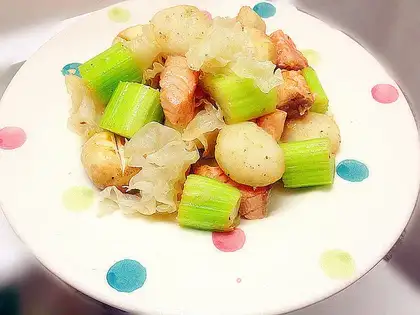 stir-fried salmon with horse-chestnut and snow ears