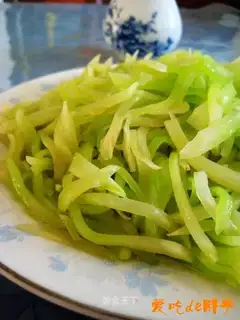 stir-fried shredded lettuce