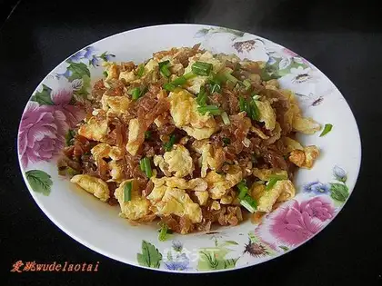 Scrambled eggs with cucumber and minced eggs