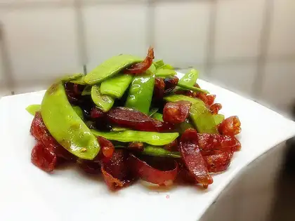 stir-fried peas with sausage