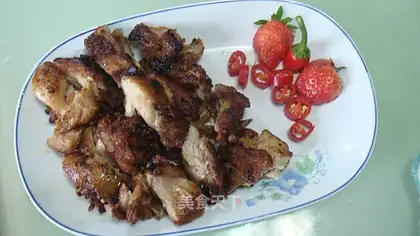 Pan-fried chicken legs with salt and pepper