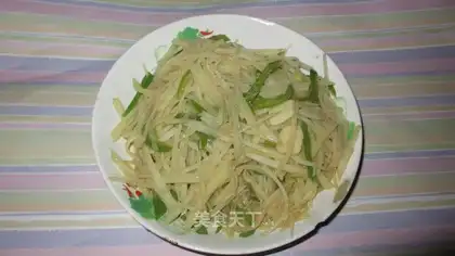 Green pepper, sour and spicy shredded potatoes
