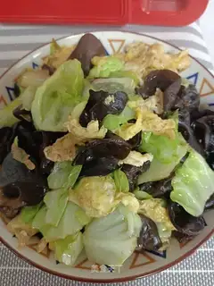 Wood eggs and cabbage
