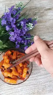 Hot fried rice cake
