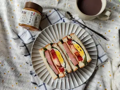 Cream eggs and ham sandwich