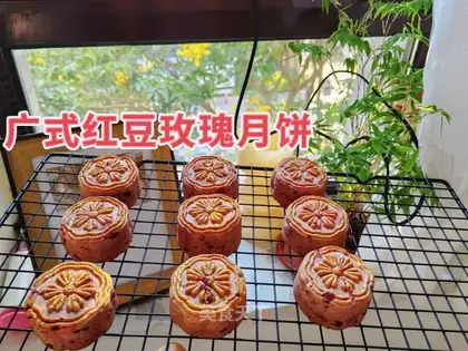 A broad rose red bean moon cake