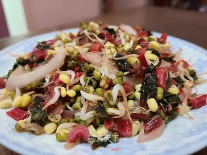 Onion green bean sprouts, red casserole
