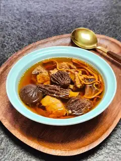 The lamb's belly is black garlic soup