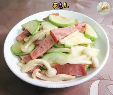 The roasted ham and the white mushrooms