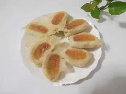 An egg and water bun