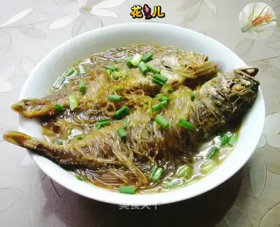 A small yellow fish-cooked fan