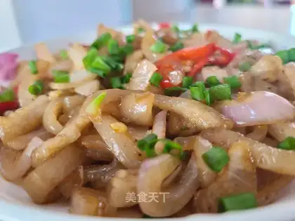 Onion fried pig skin