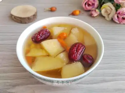 The apple soup with red dates