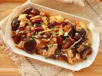 A wide-range mushroom steam chicken